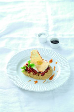 Λουκάνικα σε πουρέ από μπριάμ