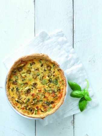 Τάρτα με κολοκυθάκια, γραβιέρα Κρήτης και βασιλικό