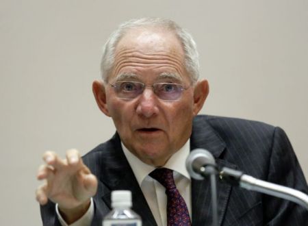 Σόιμπλε: Δηλητηριώδης για την οικονομία η αβεβαιότητα για το Brexit