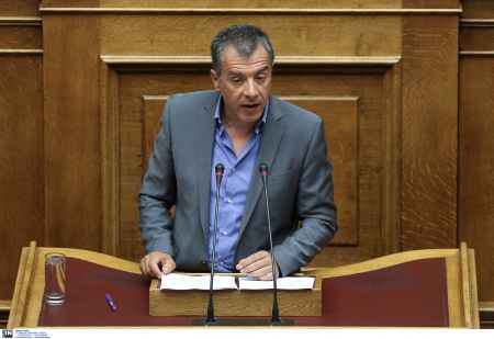 Θεοδωράκης: 99 χρόνια εκχώρησης της περιουσίας μας κάνουν Αργεντινή