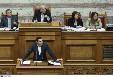 Τσίπρας κατά Μητσοτάκη: Αυτοβαυκαλίζεστε ως μεταρρυθμιστής