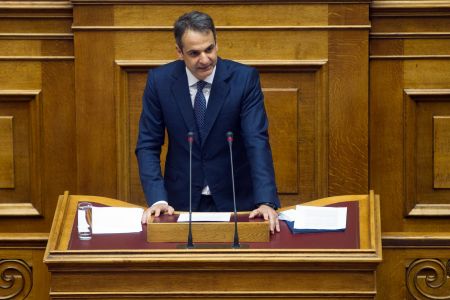 Μητσοτάκης στην Κ.Ο.: Καταρρέουν και παίζουν με τους θεσμούς