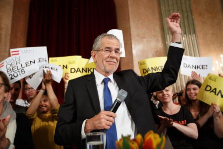 Αυστριακή κάλπη: Ο Μπέλεν έχει… υπέροχους πνεύμονες, βεβαιώνει ο γιατρός του