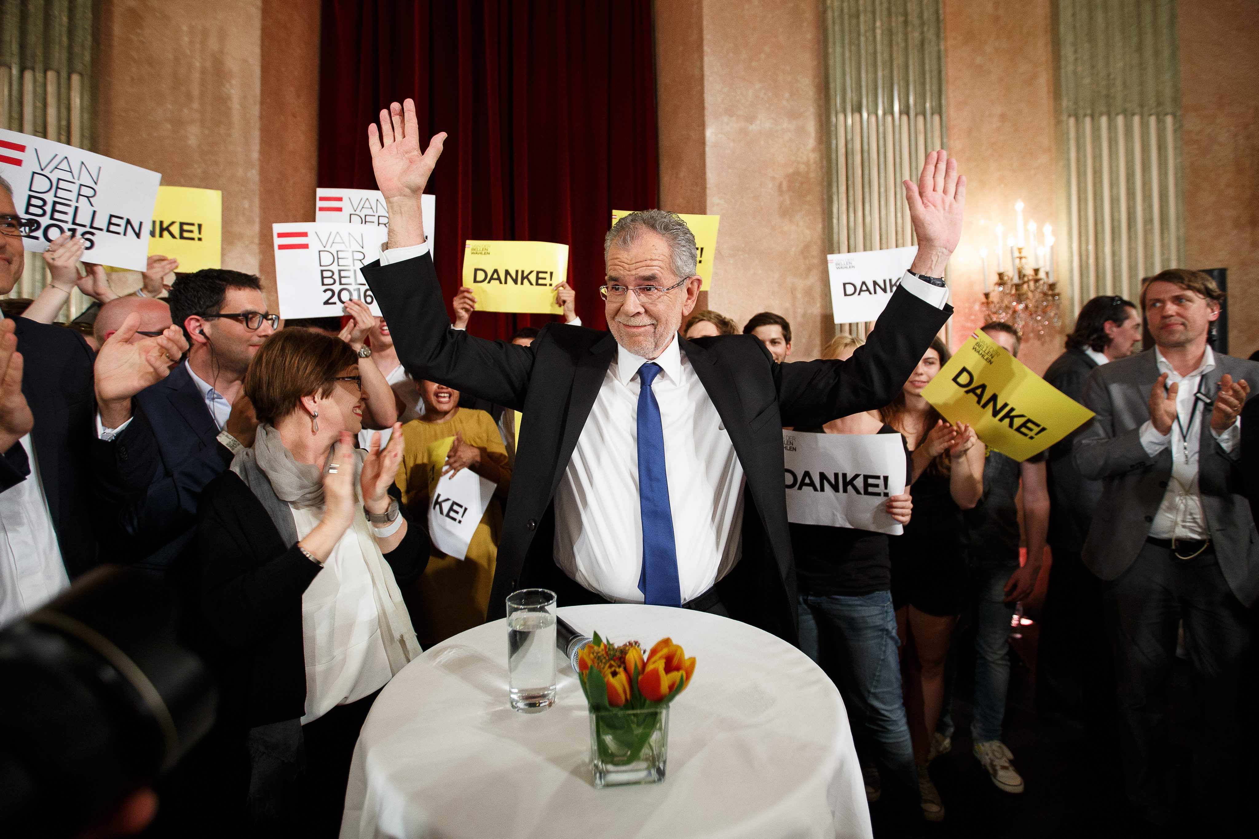 «Όχι» σε ακροδεξιό πρόεδρο είπε η Αυστρία – Εξελέγη ο οικολόγος Βαν ντερ Μπέλεν