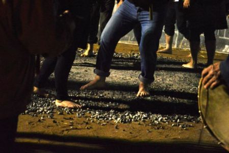 Πιστοί σε… αναμμένα κάρβουνα