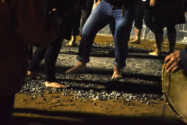 Πιστοί σε… αναμμένα κάρβουνα