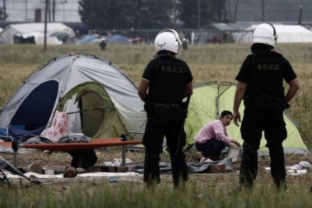 Police begin evacuating the informal refugee camp at Idomeni