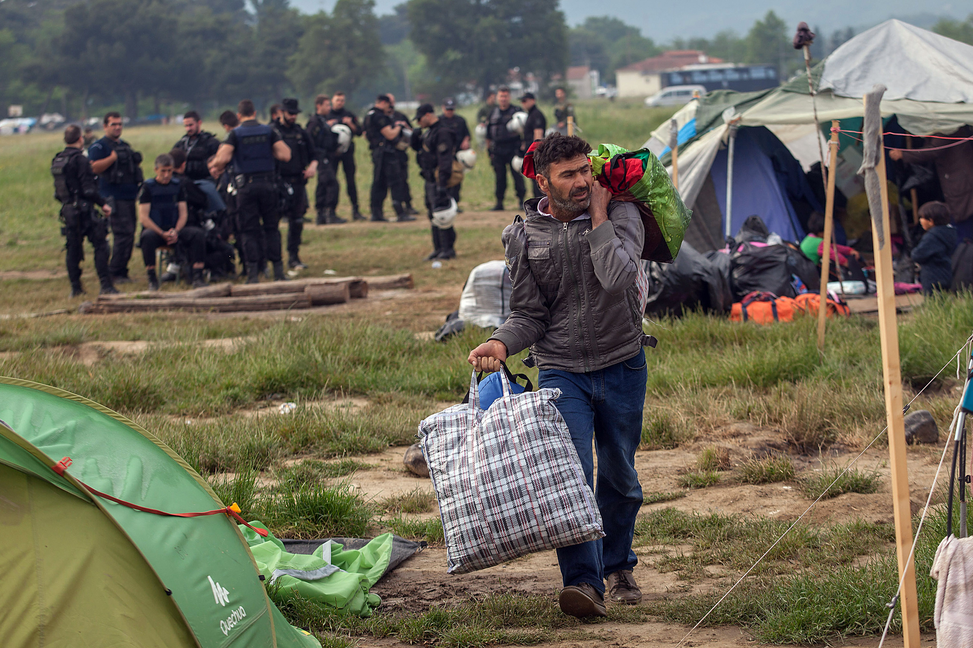 Επιχείρηση εκκένωσης της Ειδομένης – Εφυγαν 42 πούλμαν με 2.031 πρόσφυγες