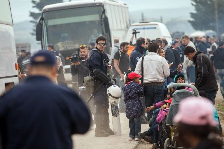 Συνεχίζεται η επιχείρηση εκκένωσης του καταυλισμού στην Ειδομένη