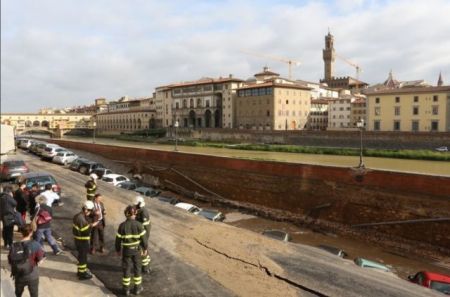 Στο κέντρο της Φλωρεντίας, ο ποταμός κατάπιε δρόμο και αυτοκίνητα