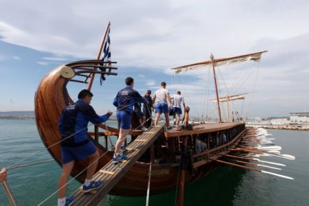 Η τριήρης Ολυμπιάς στη Μαρίνα Ζέας