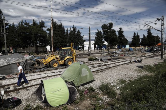 Idomeni refugee camp evacuation operation continues