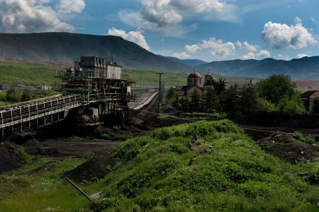 Περικυκλώνει οικισμούς η ΔΕΗ