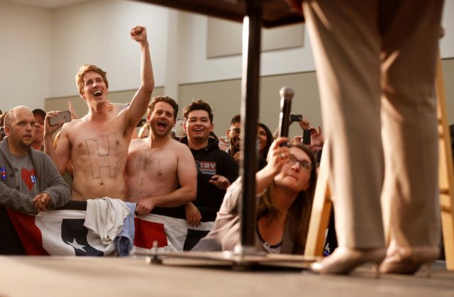 Η Χίλαρι και τα ημίγυμνα αγόρια της: «Μην βγάλετε κι άλλα…»