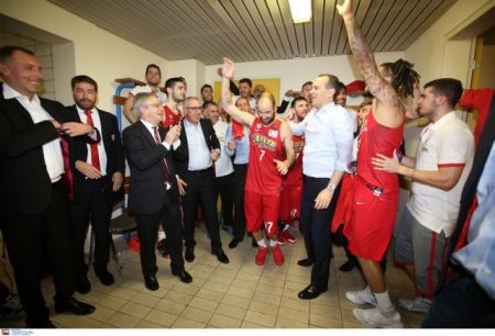 Οι πανηγυρισμοί των παικτών του ΟΣΦΠ μετά τη λήξη