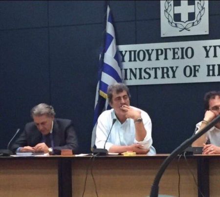 O Παύλος Πολάκης καπνίζει μέσα στο υπουργείο Υγείας