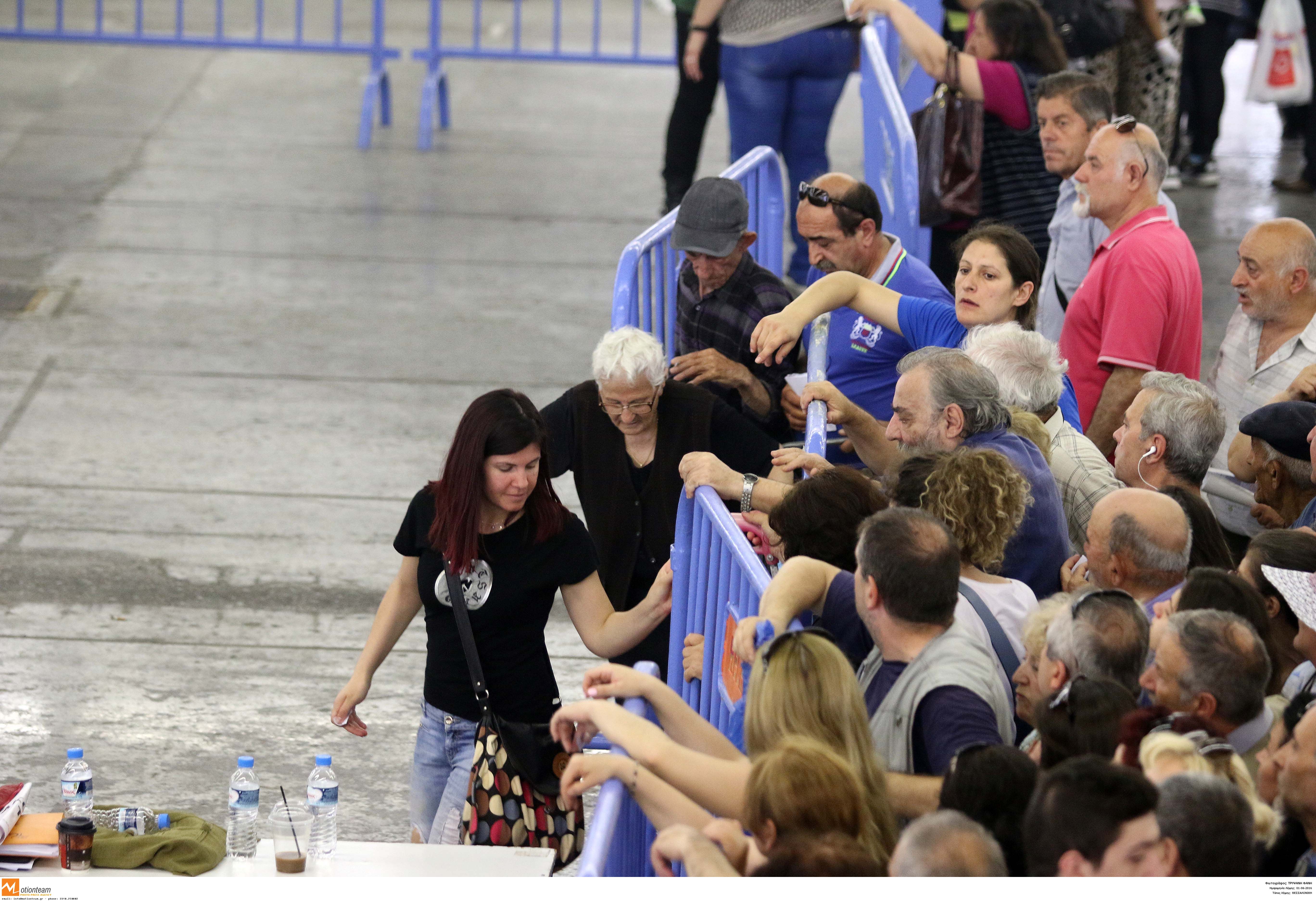 Θεσσαλονίκη: Ουρές και ένταση στη διανομή τροφίμων σε άπορους