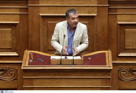 Αναταράξεις στον μεσαίο χώρο από την ομιλία Θεοδωράκη