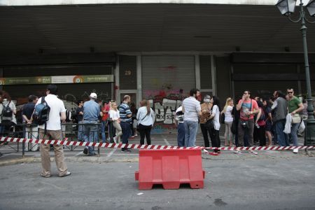 Επεισόδια στο υπουργείο Εργασίας με εργαζόμενους του Athens Ledra