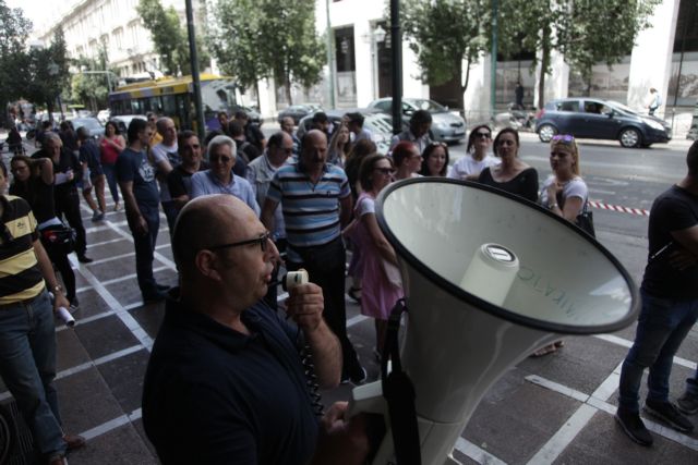 Tension outside Labor Ministry with Athens Ledra employees