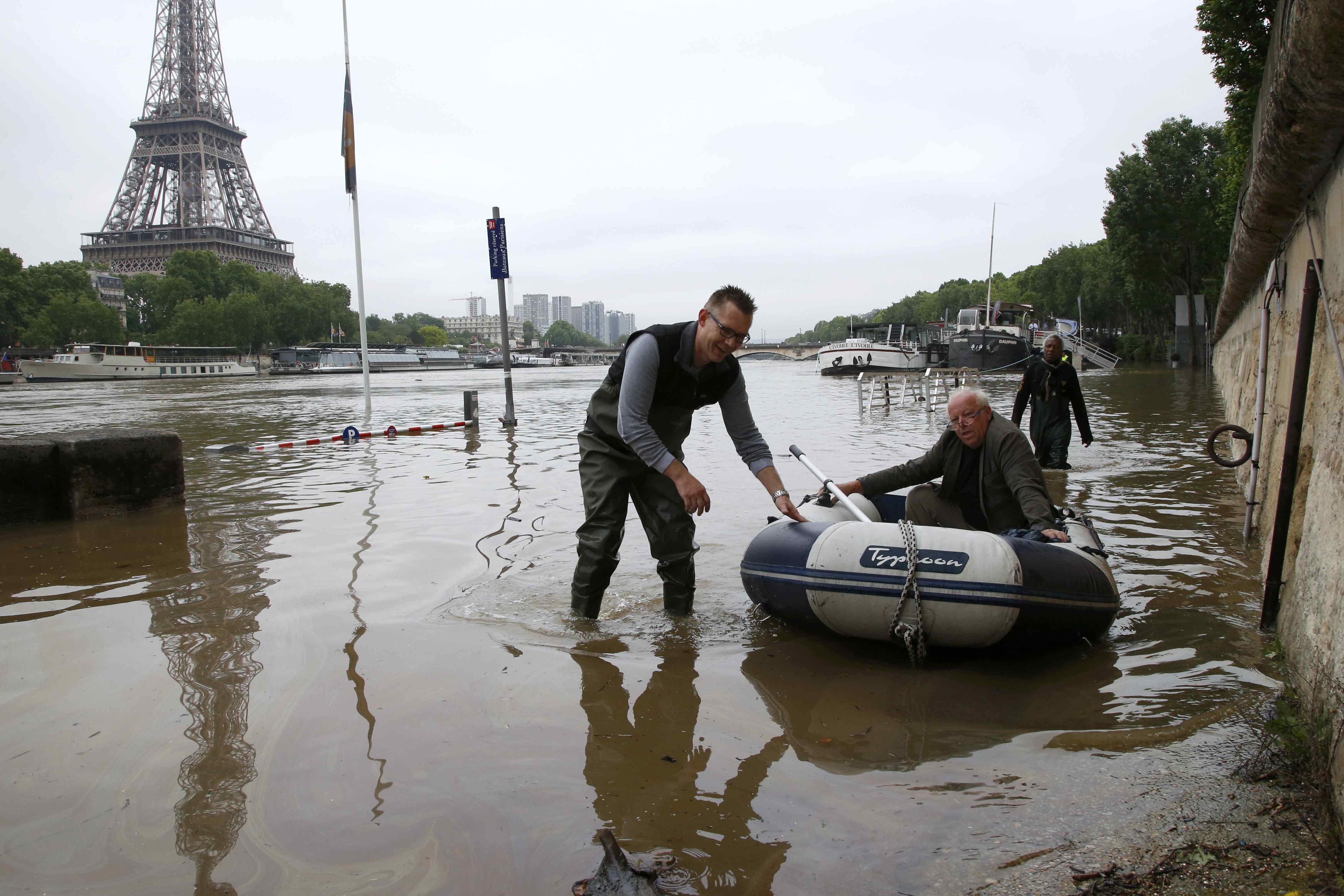 Για την κορύφωση της υπερχείλισης του Σηκουάνα ετοιμάζεται το Παρίσι –  Κλειστά Λούβρο και Ορσέ