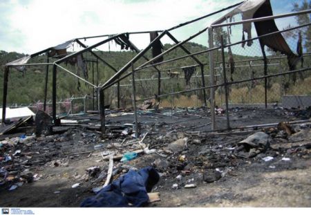 Πρόσφυγες έβαλαν φωτιά σε κοντέινερ στη Μόρια