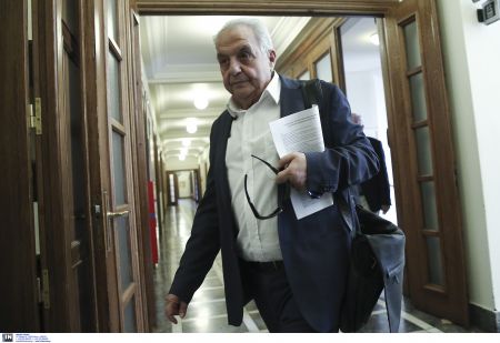 Πετροπόλεμος έξω από το σπίτι του Αλέκου Φλαμπουράρη