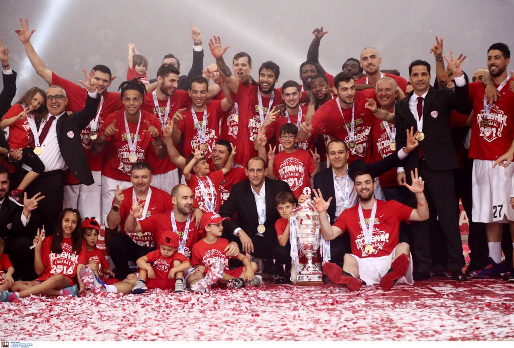 Μαγική φιέστα του Ολυμπιακού στο ΣΕΦ για τον 12ο τίτλο