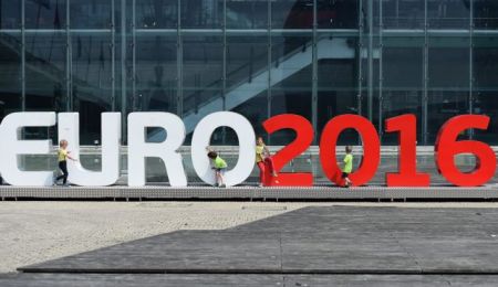 Ολάντ: Υπαρκτή η απειλή επιθέσεων στο Euro, λαμβάνουμε όλα τα μέτρα