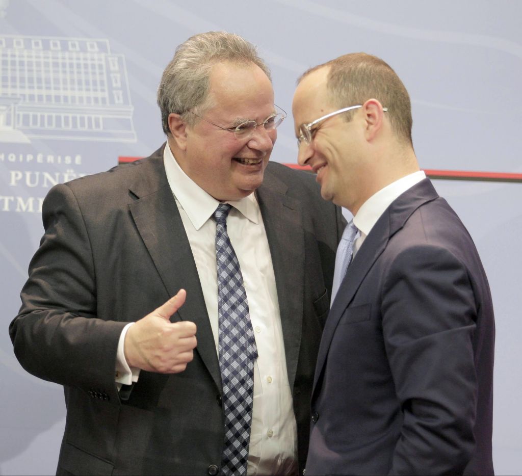 «Αποκατάσταση αλήθειας» με «σκιές»