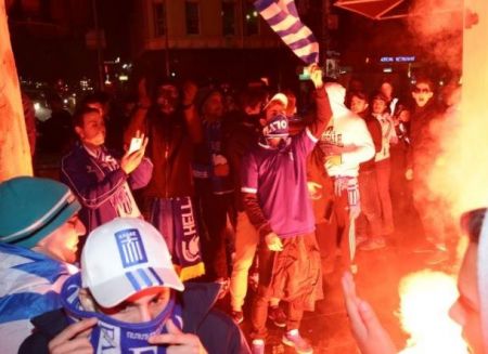 Ένταση στη Μελβούρνη από τις φωτοβολίδες ομογενών οπαδών