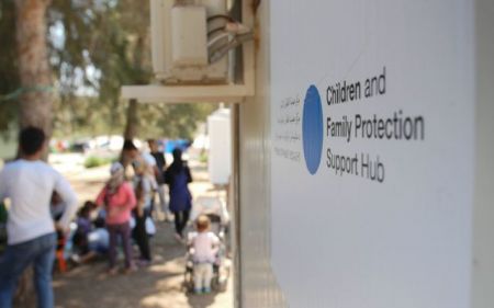 Ενώνοντας γαλάζιες κουκκίδες για υποστήριξη σε παιδιά-πρόσφυγες