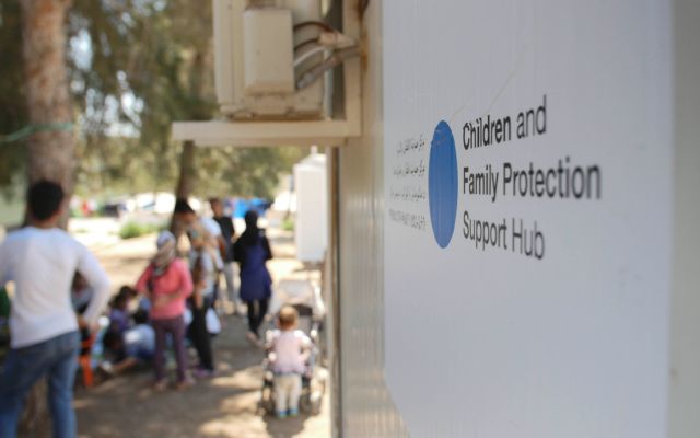 Ενώνοντας γαλάζιες κουκκίδες για υποστήριξη σε παιδιά-πρόσφυγες