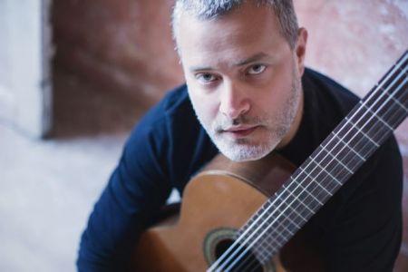 Ενας βιρτουόζος κιθαρίστας στον Ιανό