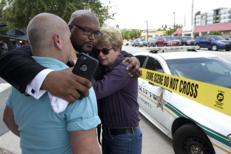 Ασυγκράτητος ο Τραμπ ζητά παραίτηση Ομπάμα-Κλίντον