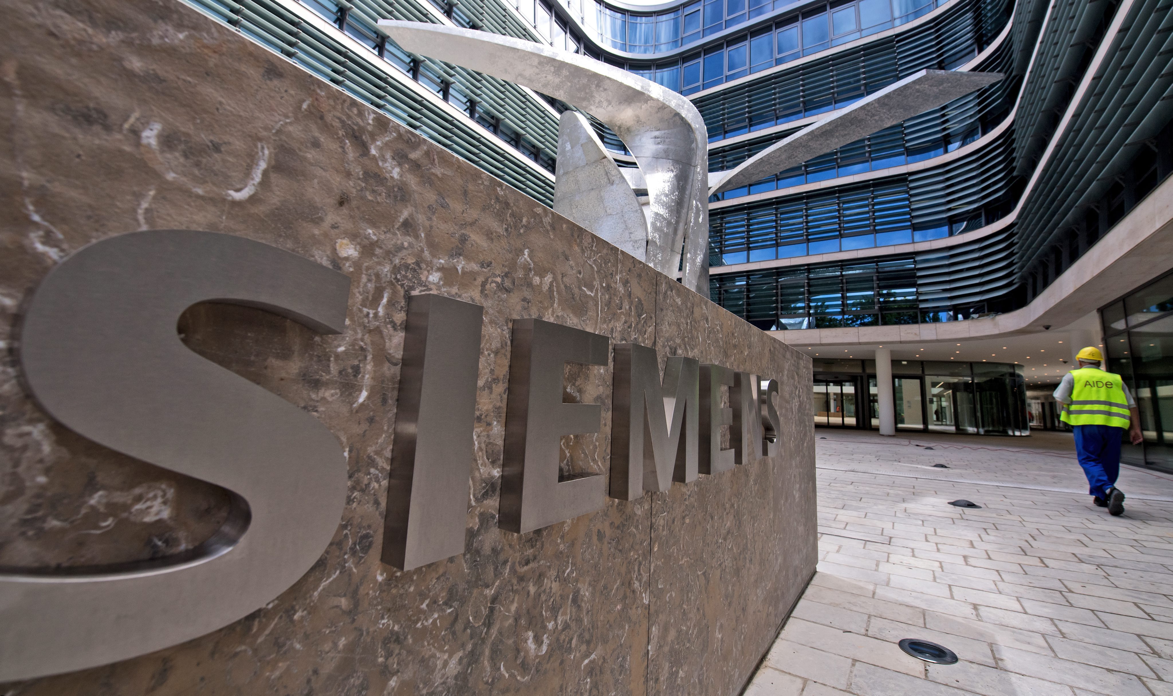 Πειθαρχική εξέταση για την αναβολή της δίκης Siemens