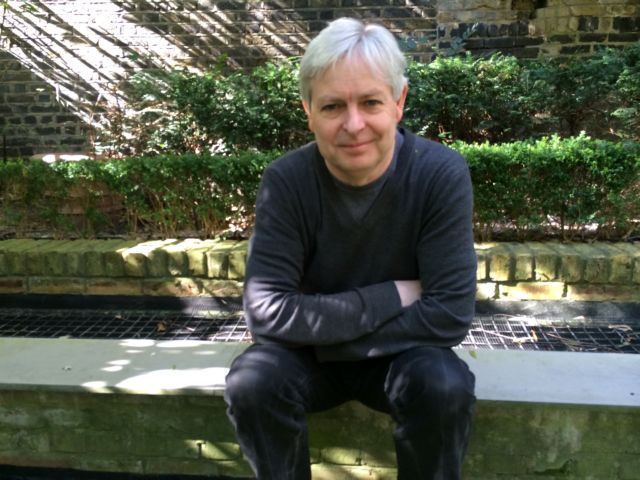 Τζόναθαν Κόου: «Η σάτιρα δεν ορίζεται από το χιούμορ»