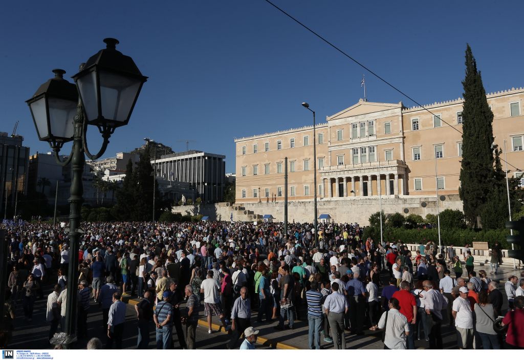 Κόσμος κάθε ηλικίας στο Σύνταγμα για το «Παραιτηθείτε»