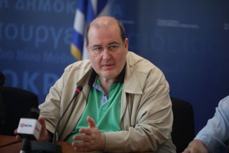 Φίλης: Μας κατηγορούν που διευρύνουμε τα κριτήρια υποτροφιών