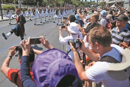 Πάνω από €16 δισ. θα φέρει ο τουρισμός