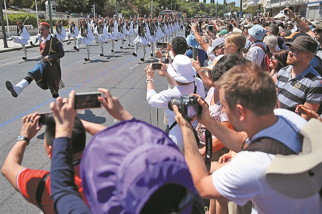 Πάνω από €16 δισ. θα φέρει ο τουρισμός