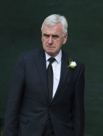 Κρατικοποίηση των βρετανικών ΔΕΚΟ υπόσχονται οι Εργατικοί