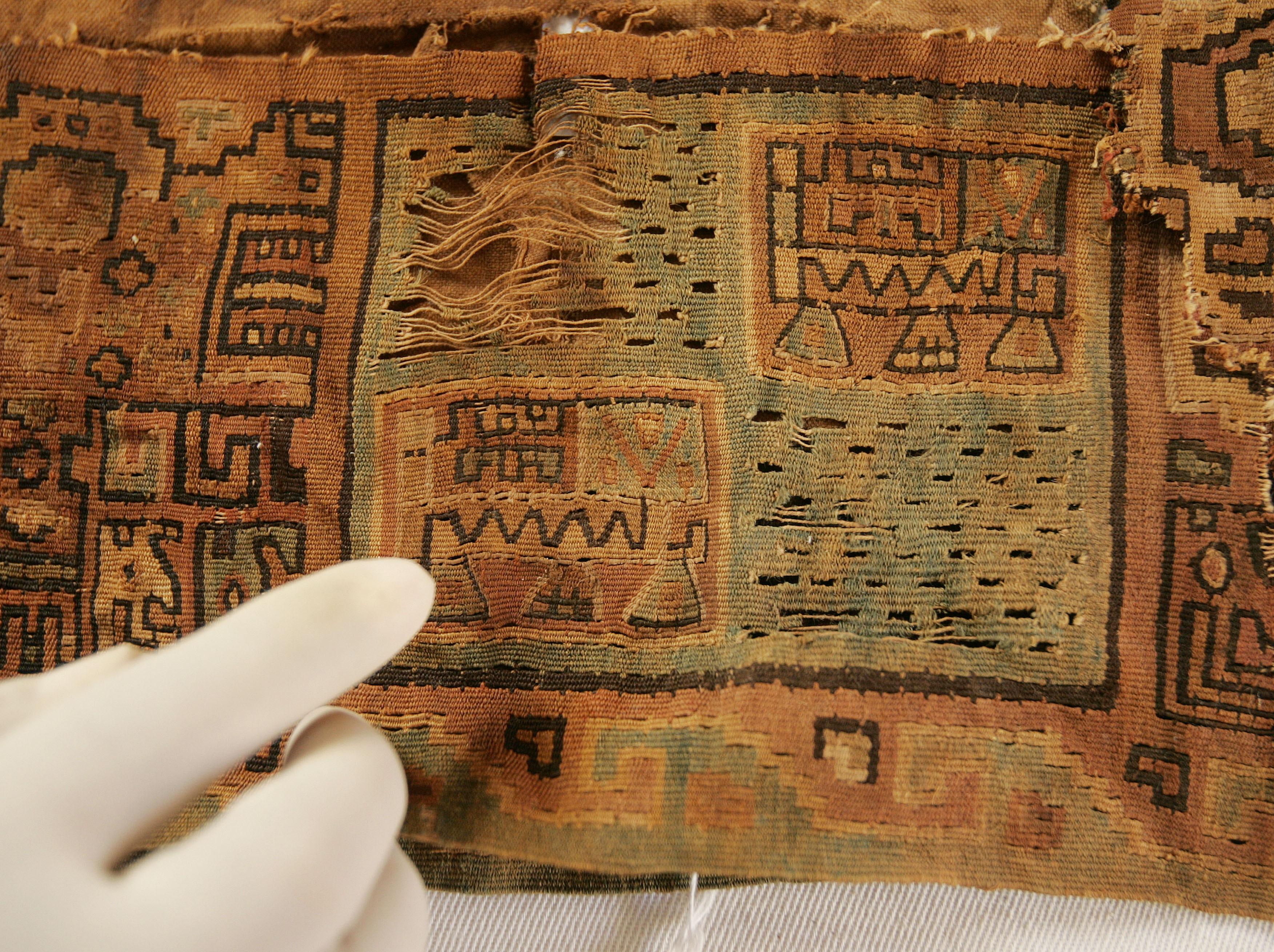 Police arrest illicit dealer of Incan artifacts in Patisia