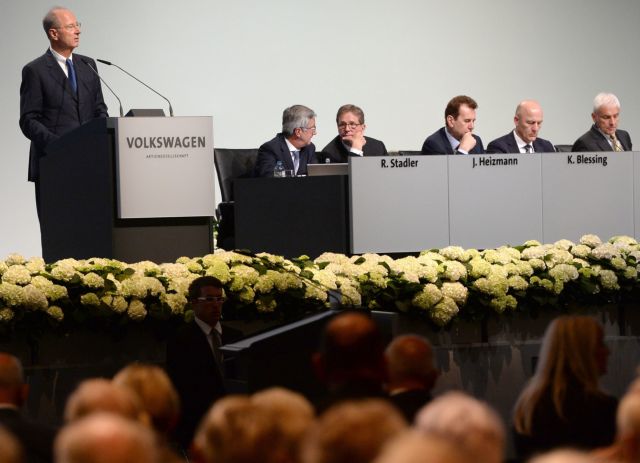 Τα «ξυπόλυτα τάγματα» πνέουν μένεα κατά των μάνατζερ της Volkswagen