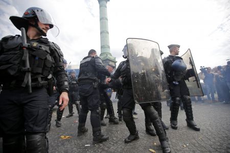 Στον ανακριτή ο υπεύθυνος ασφαλείας Μακρόν για ξυλοδαρμό στη διαδήλωση της 1ης Μαίου