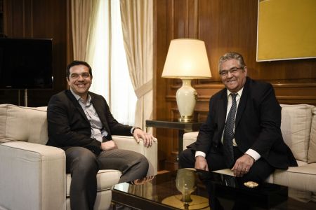 Με μικροπολιτικές μεθοδεύσεις «ψαρεύει» τους πολιτικούς αρχηγούς ο Αλ. Τσίπρας