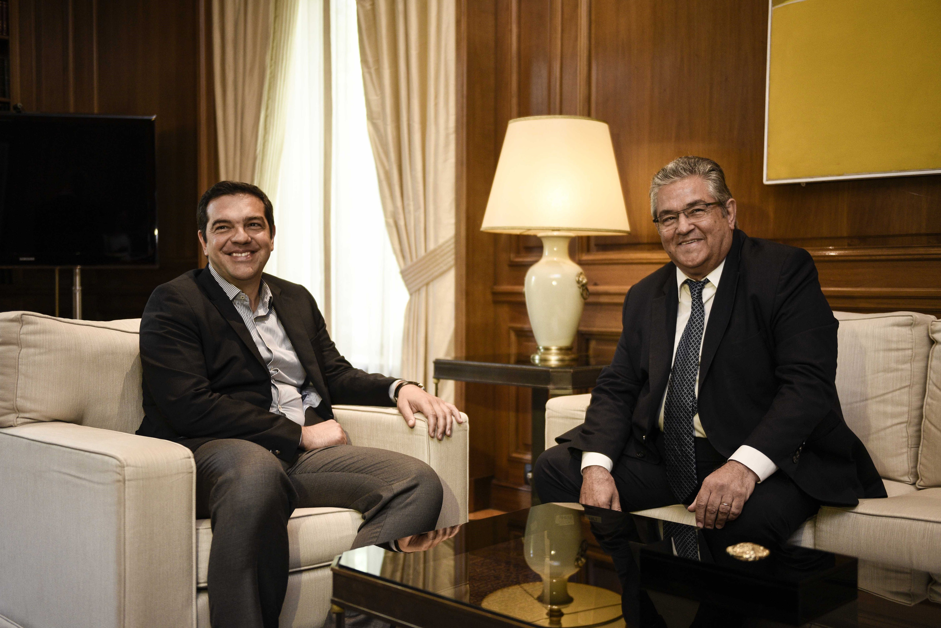 Με μικροπολιτικές μεθοδεύσεις «ψαρεύει» τους πολιτικούς αρχηγούς ο Αλ. Τσίπρας