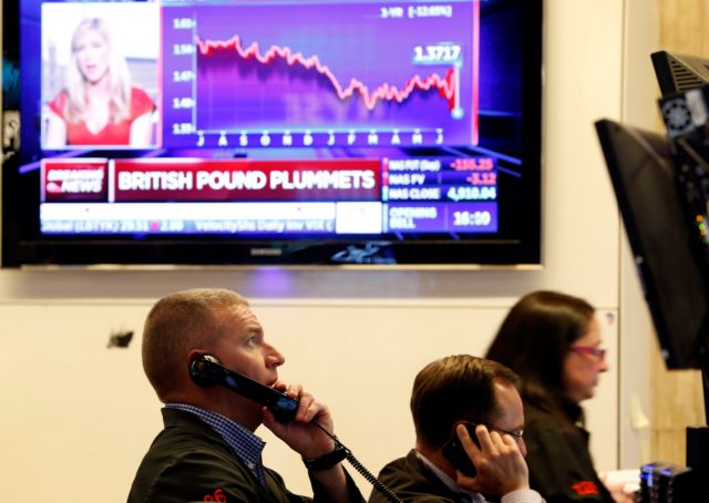 Ο «Τυφώνας Brexit» σαρώνει τραπεζικές μετοχές και ομόλογα