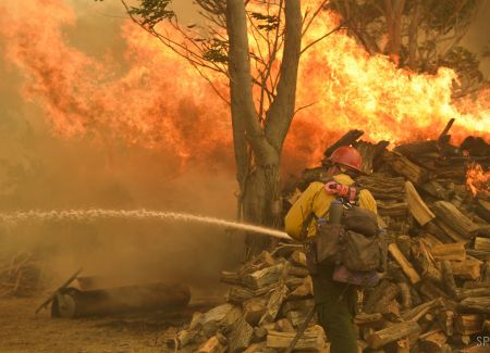 ΗΠΑ: Περιορίζεται η φωτιά στην κεντρική Καλιφόρνια