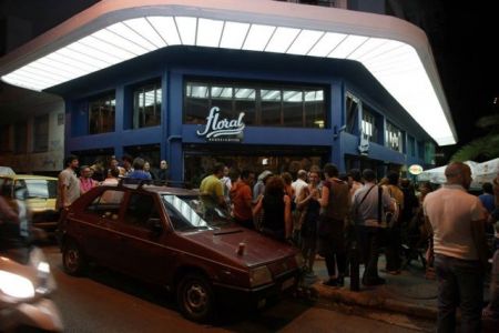 Το Floral της Πλατείας Εξαρχείων κατεβάζει ρολά